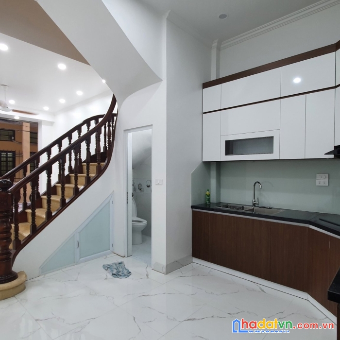 Bán nhà phố tô vĩnh diện (thanh xuân). dt 40m2 x 5 tầng x 4m mt x giá 8.5 tỷ.
đường ô tô tránh -