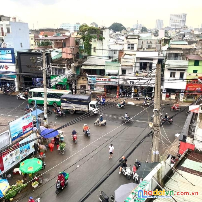 Nhà trong chợ 135m ngang 6 gồm 2 sạp. 7 p thu nhập 36tr/ tháng