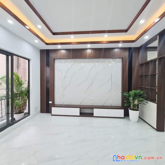 Nhà đẹp, mới kính koong - lô góc - nội thất xịn sò - gần phố - gần ô tô - ngõ thông – đường hoàng