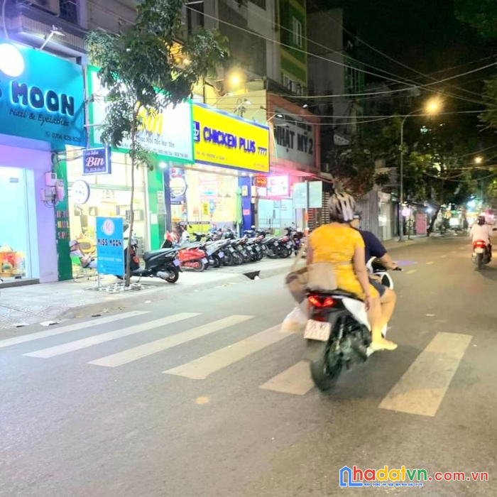 Mặt tiền tân vĩnh dt 140 m  đúc 4 tầng quận 4 có 6,5 tỷ hơn