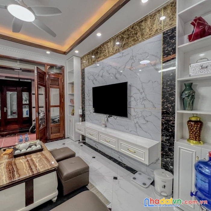 Bán nhà mỹ đình dt 30m 5 tầng mt 4m nhỉnh 4 tỷ-  tặng nội thất-trung tâm quận nam từ liêm.