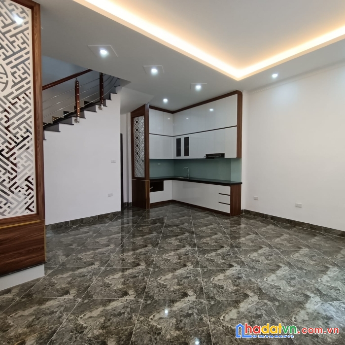 Bán nhà hoàng quốc việt-gần chợ bưởi-nở hậu-ở sướng-5 tầng 36m giá chỉ 3,7 tỷ