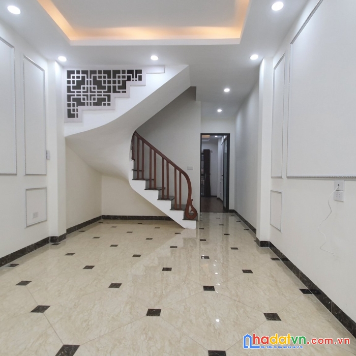 Bán nhà khâm thiên (đống đa). dt 47m2 x 5m mt x 5 tầng. giá 5.3 tỷ.
nhà thoáng 2 mặt - gần hồ văn