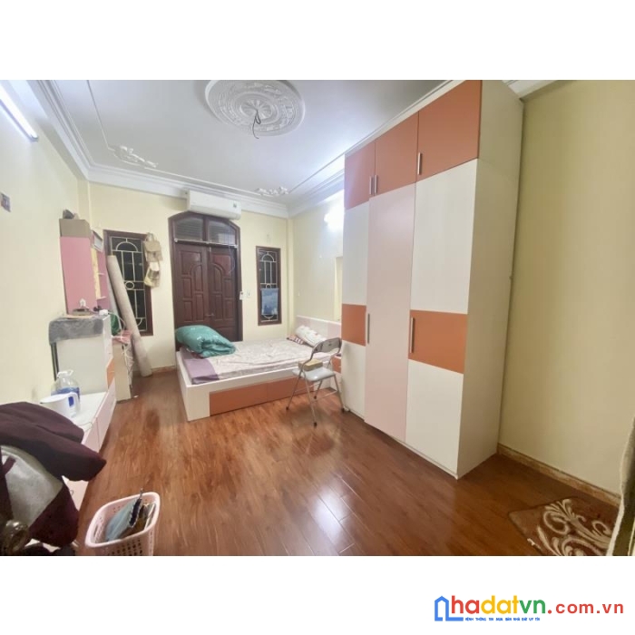 Bán nhà dt 30m2 . 5 tầng , giá hơn 2 tỷ  ngõ kinh doanh sầm uất