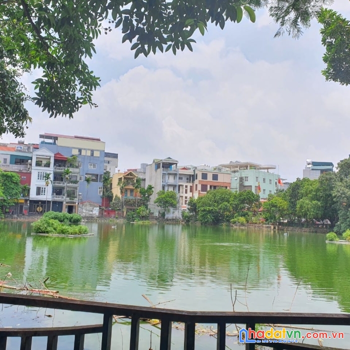 Nhỉnh 4 tỷ, nhà bồ đề nguyễn văn cừ,45m2, lô góc, 5 tầng có giếng trời, mới koong, gần phố,