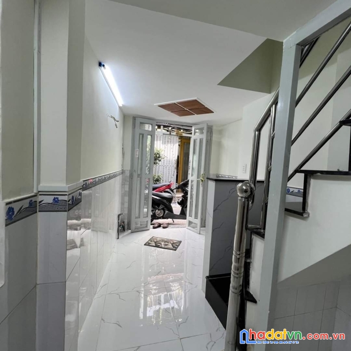 Hẻm ngang 2,5 m -10 m  cách mặt tiền đoàn văn bơ  10 m  p10 q4 nhà đẹp đúc 3 tầng dưới 2 tỷ