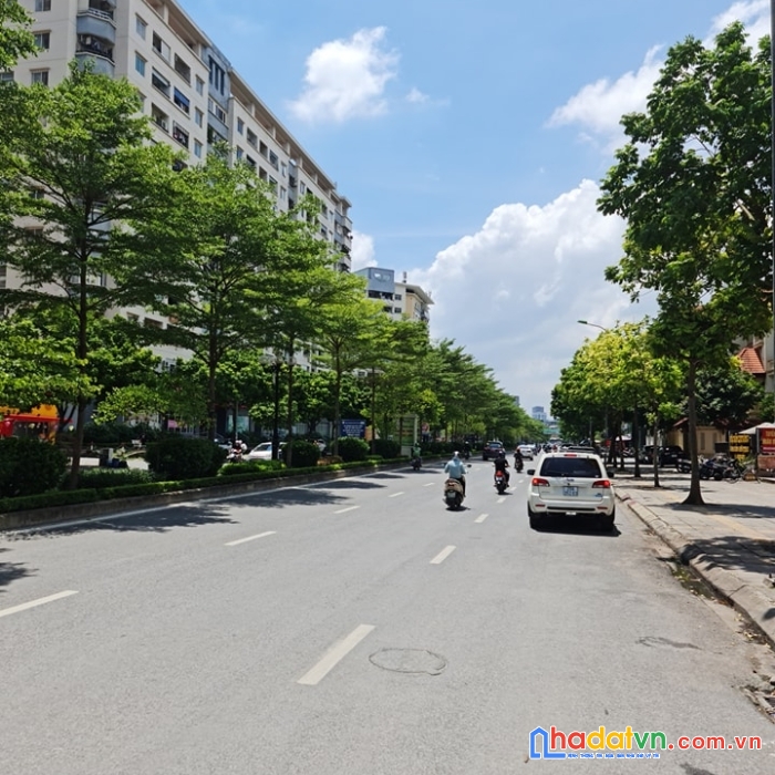 Tòa nhà 5 tầng, 1 tum, 2 thoáng vĩnh viễn, cách phố mấy bước chân, trước cửa 2 ô tô con tránh, 7