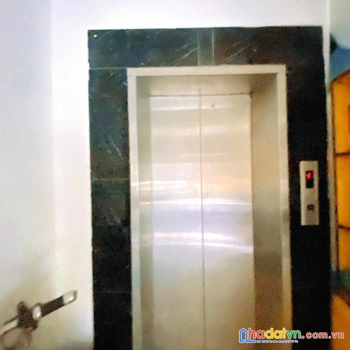 Cực phẩm long lanh đương láng ..oto tránh thang máy xin sò xứng tầm đại gia