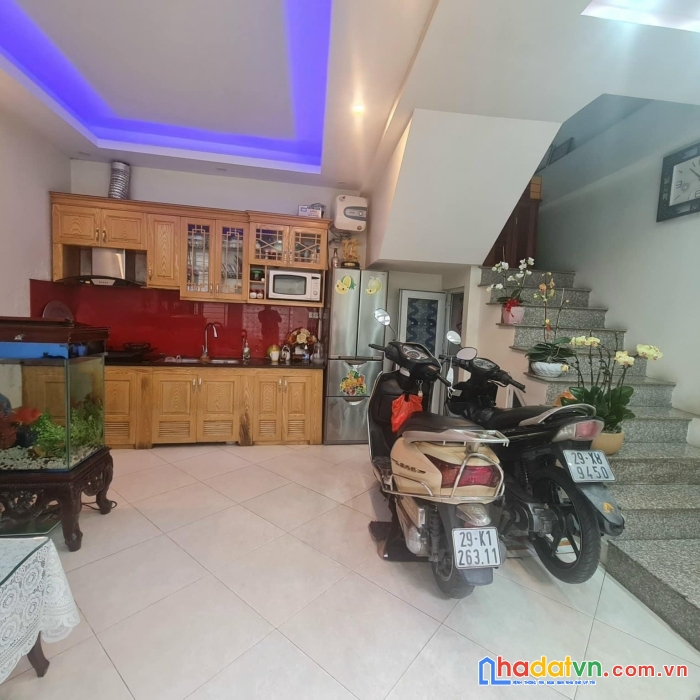 Bán ngay nhà mới ngọc thuỵ 32m2 - ô tô đỗ cổng - ngõ thông - 2 thoáng