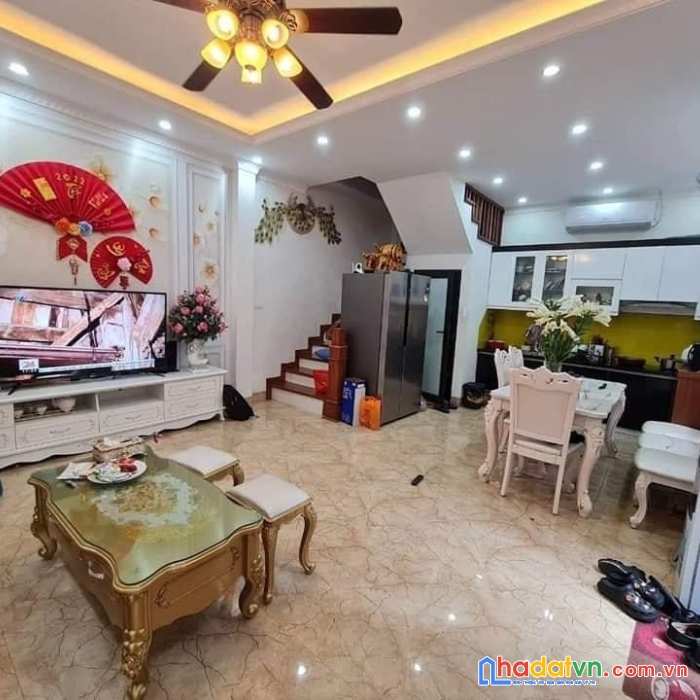 Nhà đẹp nguyễn văn cừ long biên 40mx5t nhỉnh 4tỷ ôtô 16 chỗ đỗ cổng
