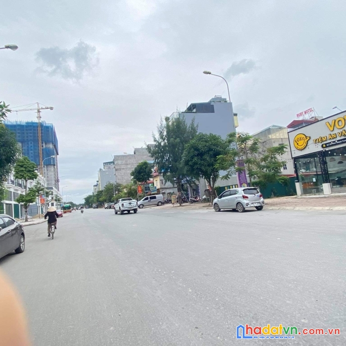 Bán lô đất trục chính trung tâm kinh doanh sầm uất ở gia lâm.