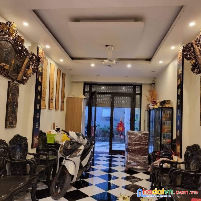 Bán nhà ngọc lâm 45m2 xây 5 tầng,nhà siêu đẹp,full nội thất xin sò,oto 7 chỗ đỗ cửa