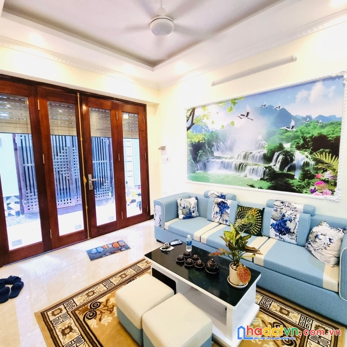 Nhà lô góc- kinh doanh online- ô tô đỗ cổng