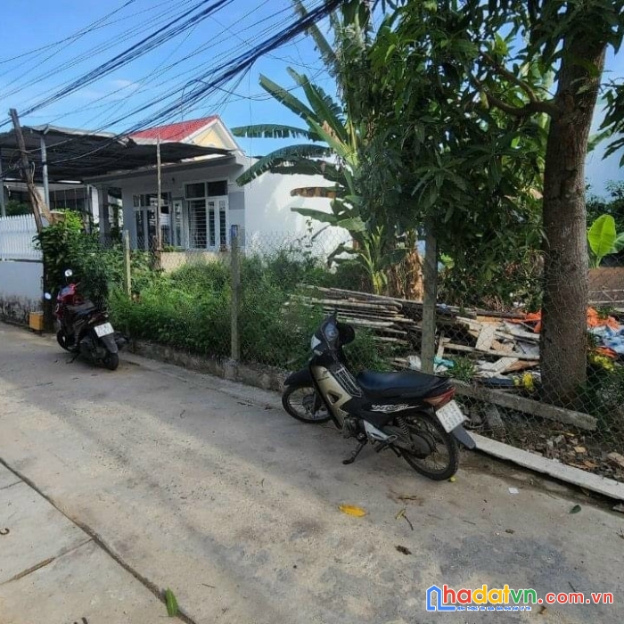 2 lô đất hẽm 505 giá 18tr/m2.