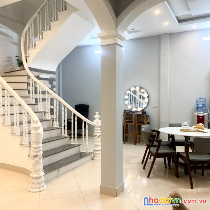 Quan nhân-vị trí đẹp kinh doanh- lô góc thoáng mát - 49m  ô tô tránh - đất vượng, 4,7 tỷ