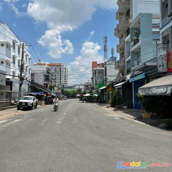 Chỉ 3 tỷ 3, nhà tân phú cạnh chợ tân hương, xe hơi đổ cửa, dt 4x8m, 1 trệt 1 lầu.
