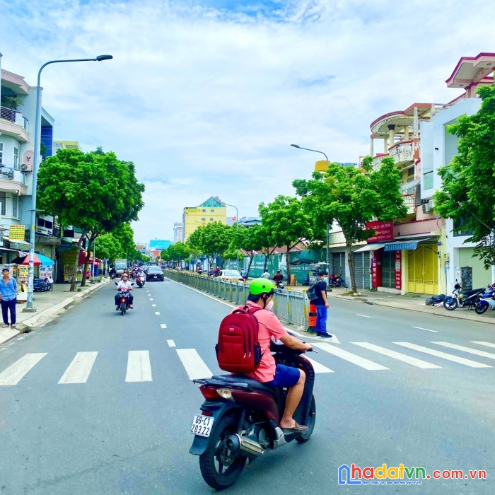 Bán gấp nhà lũy bán bích, tân phú 100m2, ngang 6.5m, ô tô vào nhà giá chỉ 9 tỷ