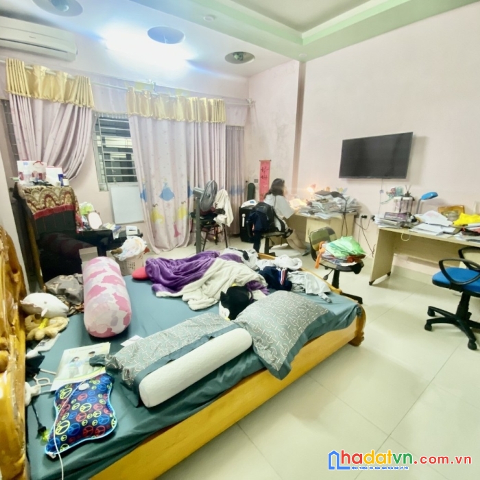 Bà chị có căn nhà mặt phố lô góc vỉa hè rộng mênh mông cần n bán 50m2,5t,11ty8.