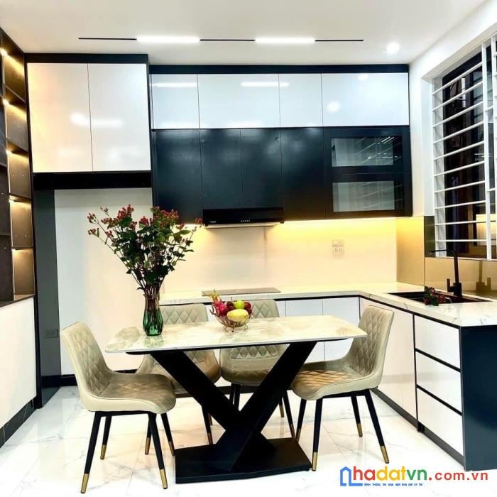 Bán nhà phạm văn đồng 42m2 - 5 tầng - mt 4m - ô tô đỗ - cách phố 30m - ngõ thông - giá nhỉnh 6 tỷ.