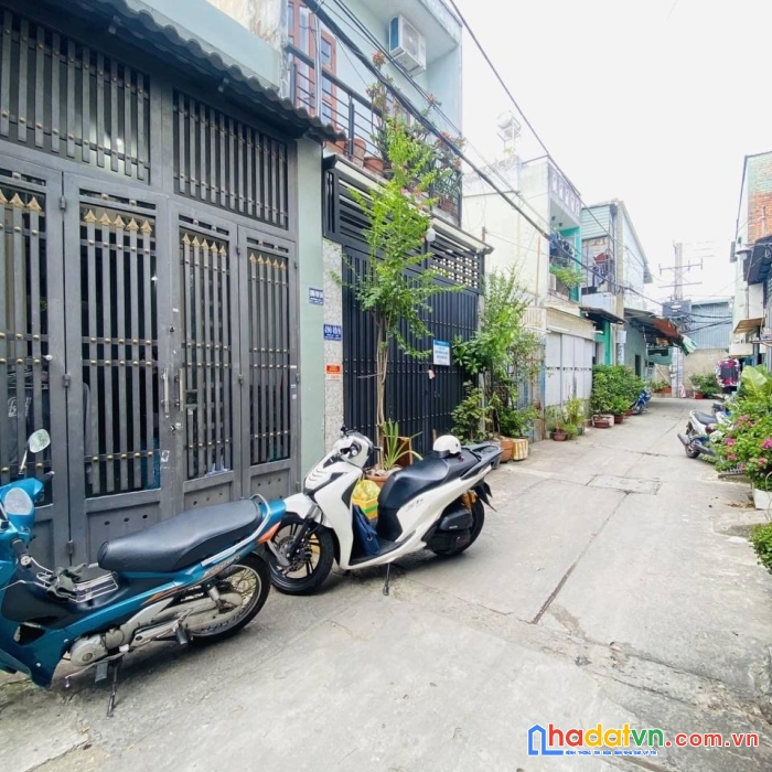 Bán nhà 2  tầng đường hương lộ 2, hẻm xe hơi 4m, 33m2 chỉ 3 tỷ, ngay ngã tư bốn xã