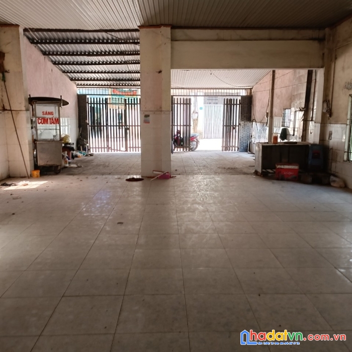 Nhà mặt tiền kinh doanh ngang 8, gần chợ nhỏ, ngay vòng xoay cầu hang