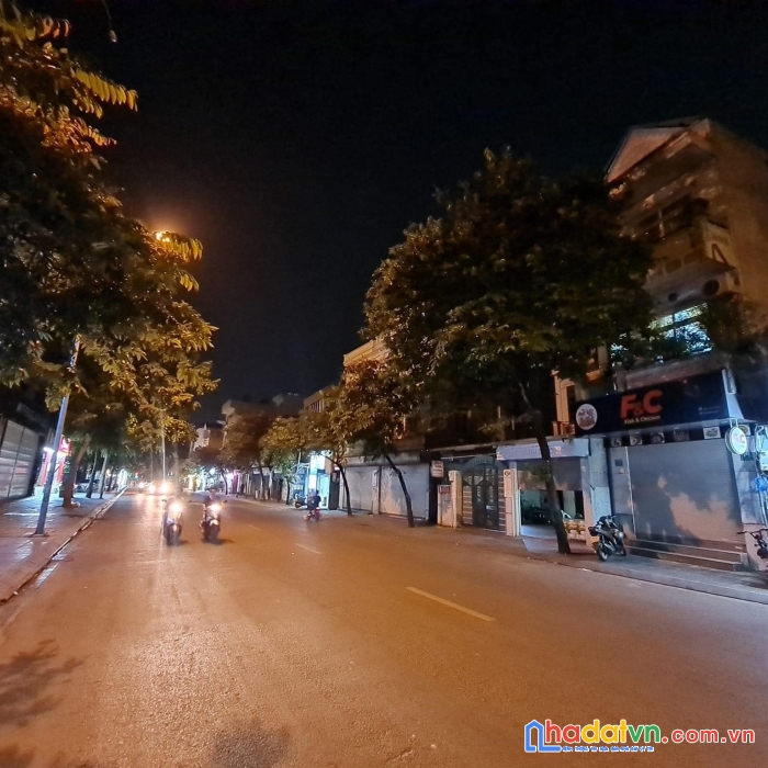Siêu phẩm mặt phố việt hưng 75 m2 - kinh doanh - vỉa hè ô tô vào nhà.