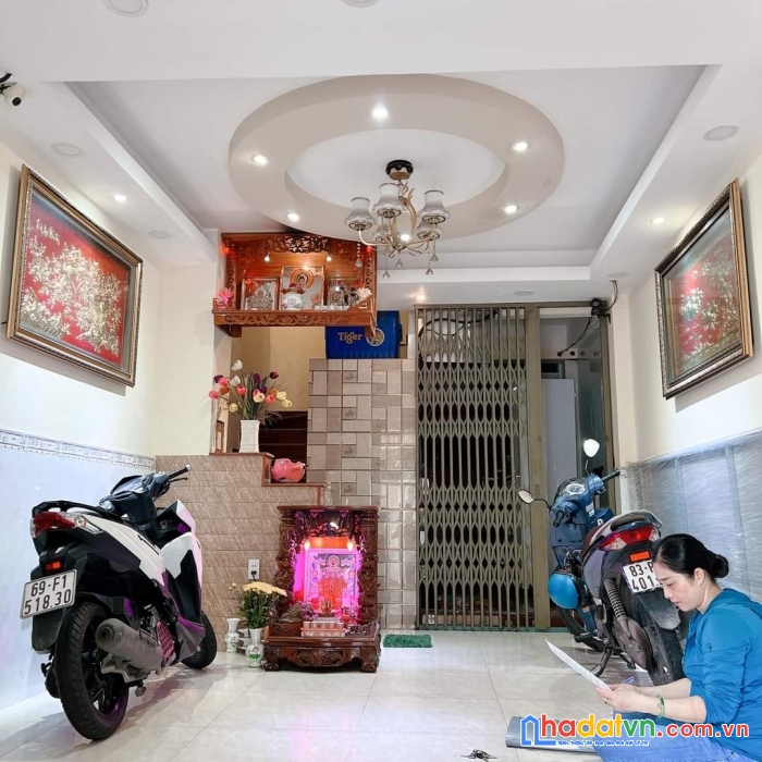 Bán nhà  căn hộ dịch vụ cao cấp  hxh cách nhà 40m dt 195m ngang 3.7 x 12m đúc 5 tấm đoàn văn bơ q4