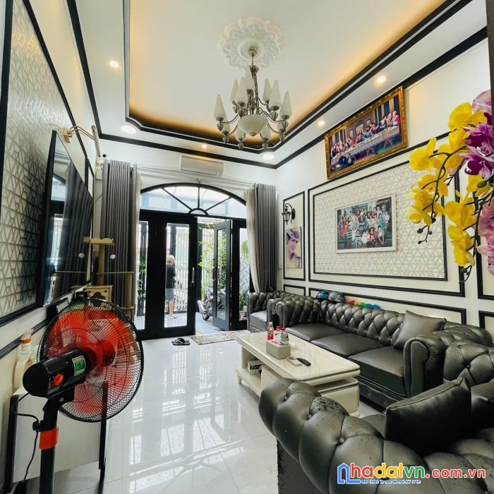 Nhà xinh tân bình-cách mạng tháng 8-hẻm xe tải tránh-3 tầng-tặng full nội thất cao