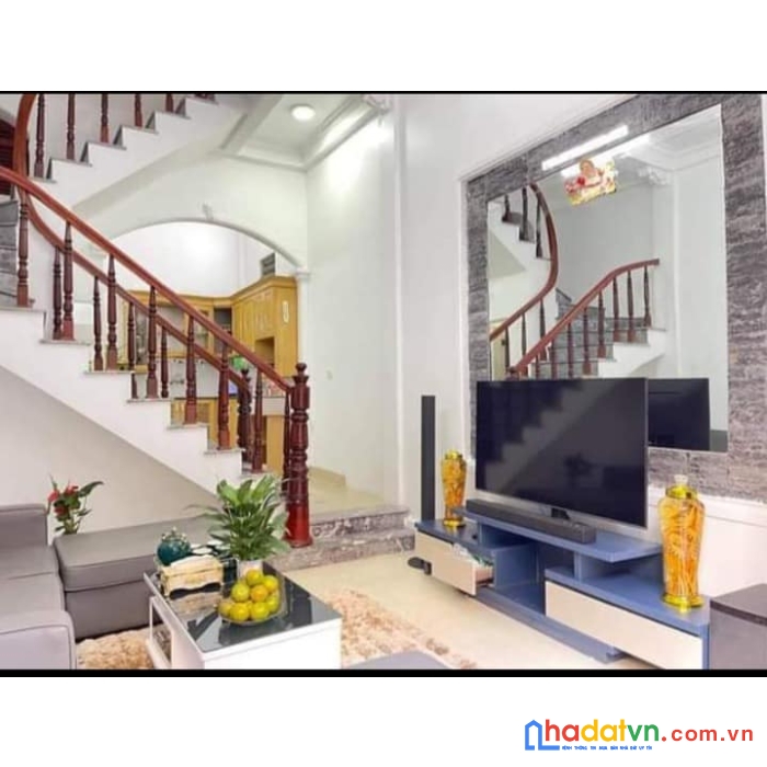 Bán nhà nguyễn đình hoàn cầu giấy 64m 4.7 tỷ gần phố gần ô tô.