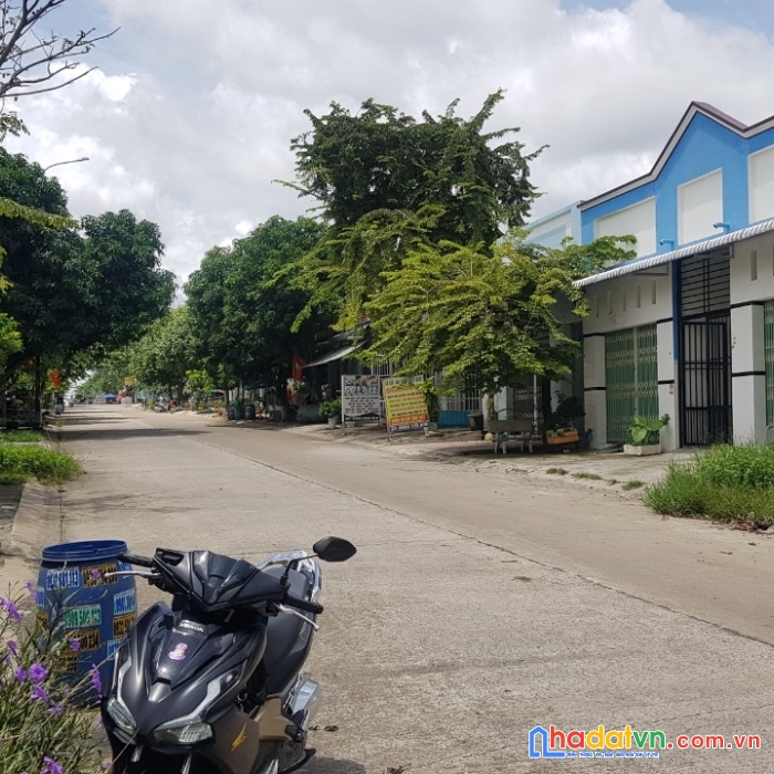 Con trai đổ nợ bán 2 lô đất 300m2 đường dj9 gần ktx giá 1.6 tỷ