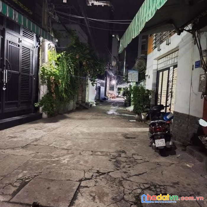 Nhà nhỏ  giá tốt nguyễn ngọc lộc p14, q10 dt 30m2  3 lầu mới xây