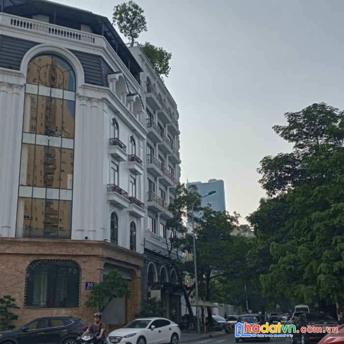 Bán đất tặng nhà phố hoàng đạo thúy, quan nhân 180m2, mt11m, giá 16 tỷ.