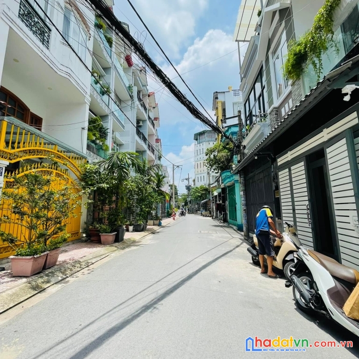 Nhà đẹp ở ngay - hẻm nhựa xe hơi tránh - tặng nội thất