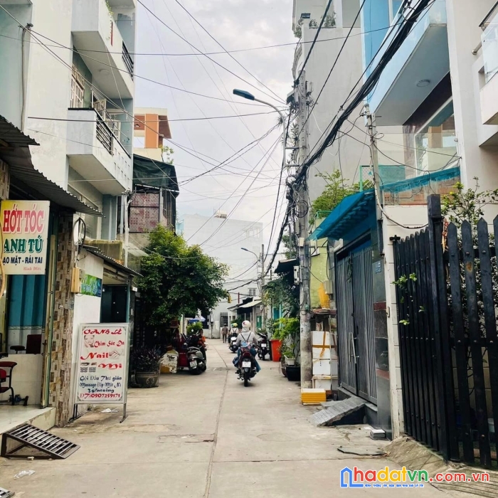 Nhỉnh 4 tỷ có căn nhà 4 tầng btct cực đẹp tại khu vực trung tâm ngã tư bày hiền quận tân bình