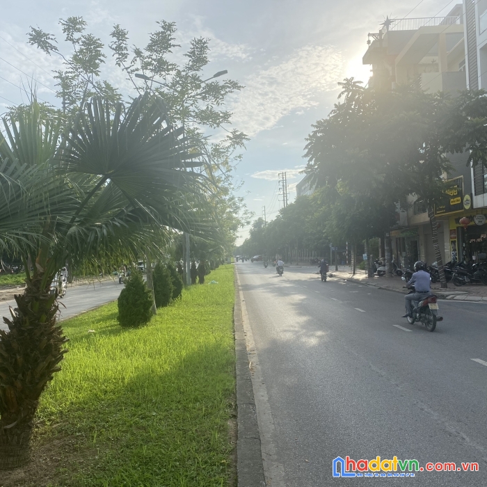 Đất chợ giống kinh doanh buôn bán
đối diện khuôn viên cây xanh thoáng mát.
đáng đồng