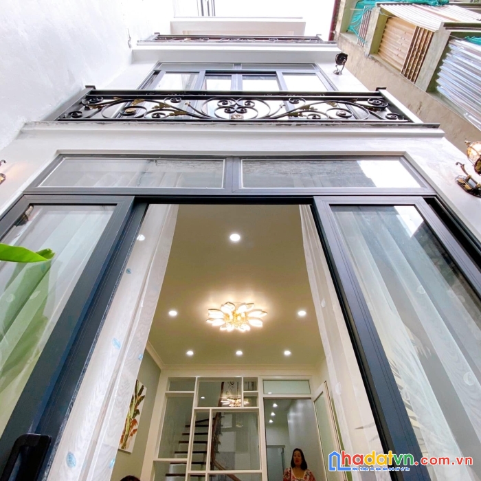 Bán nhà 4 tầng trung kính-cầu giấy,tặng full nội thất,sổ nở hậu,ở ngay.dt 50m chỉ 5.8 tỷ.