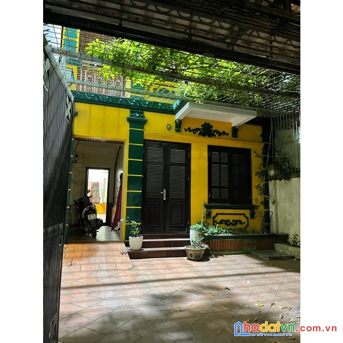 Bán nhà  giáp bát hoàng mai dt 141 m2 xây 3 tầng giá hơn 20  tỷ, đường ô tô tránh