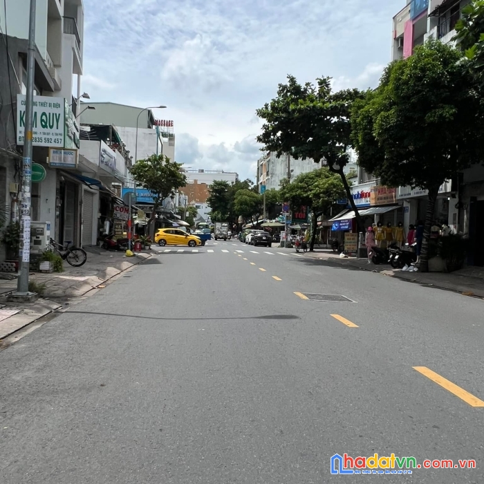 Bán nhà hxh cách chợ tân hương 100m, giá chỉ 5.xx tỷ bớt lộc, tặng full nội thất