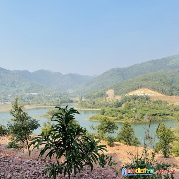 Một bán đảo bao quanh hồ trại lốc tại đông triều  quảng ninh