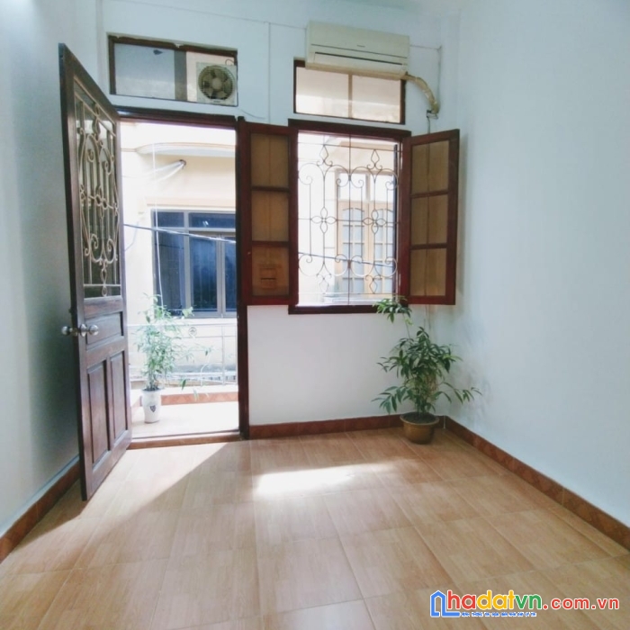 Bán gấp nhà tại khúc thừa dụ cầu giấy 4 tầng x 45m, ngõ nông rộng, gần ô tô vài bước chân, 4 tỷ.