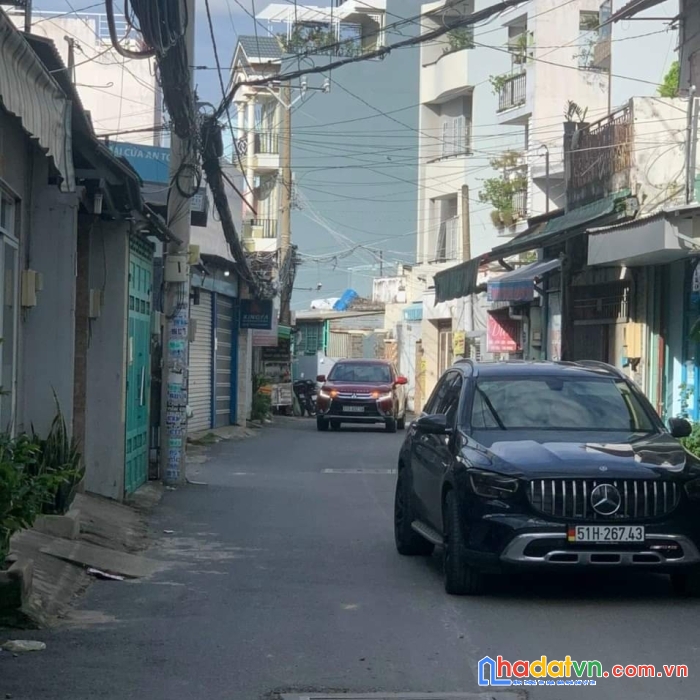 Chdv mới xây dựng  1337 m sử dụng 52 phòng hđt khoán 210 triệu hai  xe hơi tránh quang trung