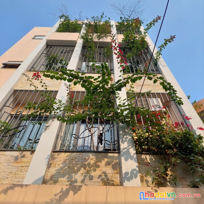 Hồng tiến, long biên  - nhà 5 tầng mới ở luôn, gara oto, dt 75  m2 . giá 11,5 tỷ