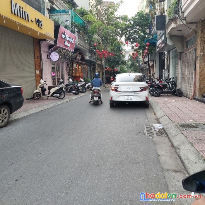 Ái mộ vị trí cực đẹp,lô góc thoáng sáng,6 tầng, gara ôtô 7 chỗ, t/máy