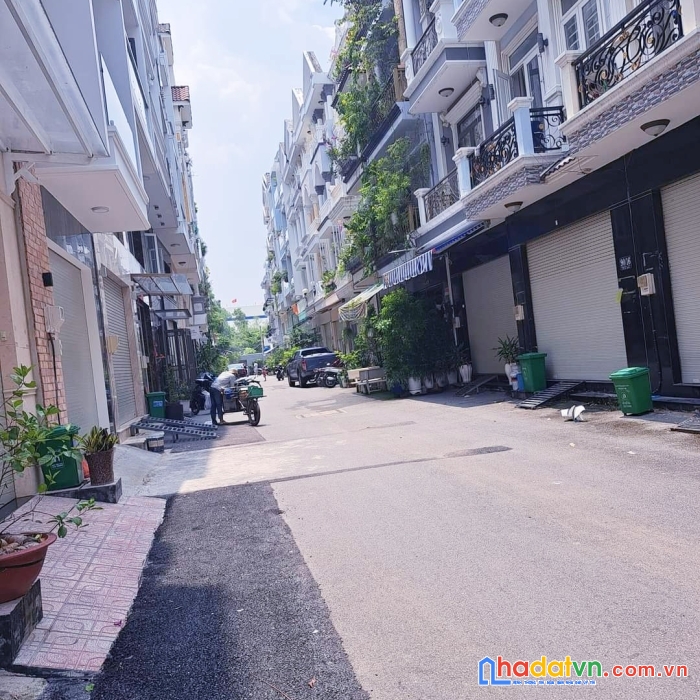 Bán biệt thự phố hoàng quốc việt dt 240 m 5 x 13 đúc 4 tấm q7 có 9 tỷ..