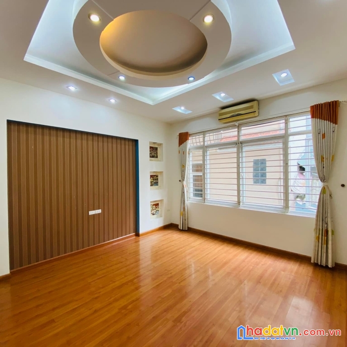 Bán nhà phố hoa bằng dt 50m x 5 tầng xmt 4.5m-ga ra ô tô-trung tâm quận cầu giấy.