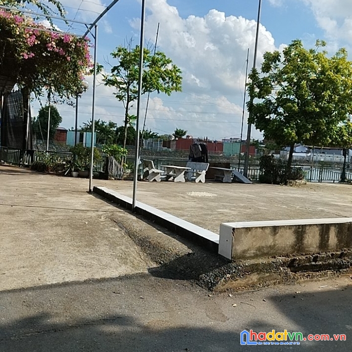 B,á,n  cửa hàng  doanh triệu  đô - thiết bình - vân hà -140m2  -mt9 8,6