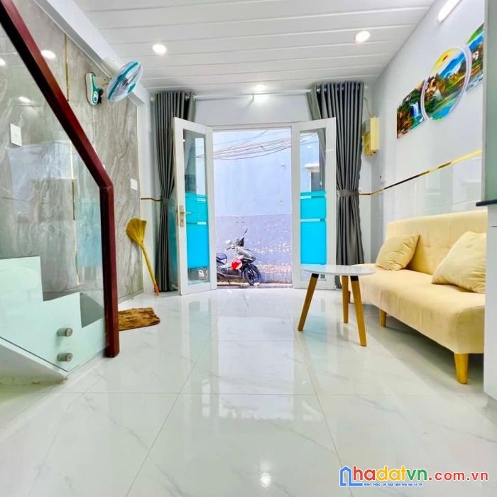 Nhà ngộp bán gấp, 1trệt, 1lầu, hẻm nhựa xh,  giá chốt bất ngờ.