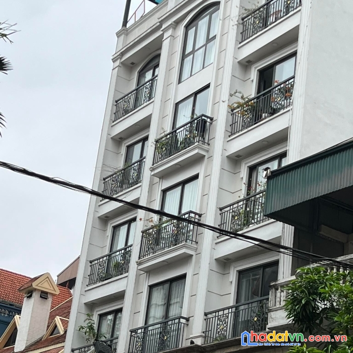 Bán toà nhà khách sạnthái hà - 120m2 - mặt tiền 8,8m - giá 27 tỷ - doanh thu 300 triệu/tháng.
