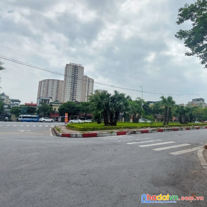 Bán đất phân lô phố cổ linh, mặt đường 4 làn xe, 1 bước ra aeonmall, 2 bước sang hà nội.