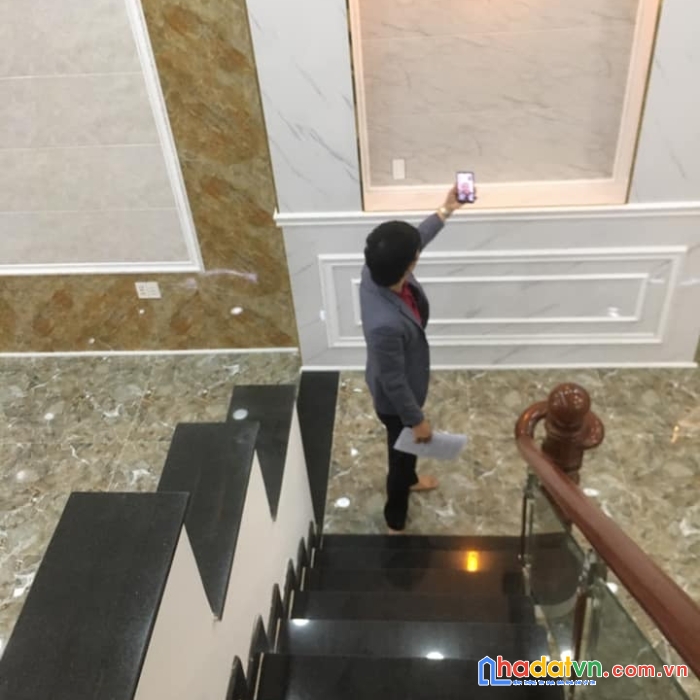 Hàng hiếm - mặt tiền phạm hữu lầu - tặng toàn bộ nội thất cao cấp như hình. 

gia chủ là kiến